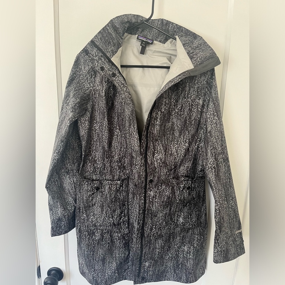 PATAGONIA Women’s rain jacket in XS